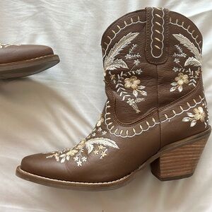 dingo embroidered western boots👢
